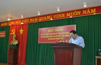 Đồng chí Phan Hòa Bình – chủ tịch UBND thành phố phát biểu tại hội nghị