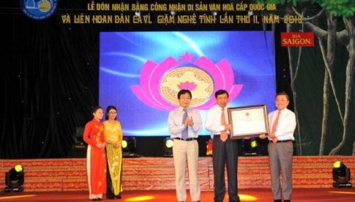Đồng chí Vương Duy Biên, Thứ trưởng Bộ VHTTDL trao bằng công nhận Di sản văn hóa cấp Quốc gia cho đại diện hai tỉnh Nghệ An và Hà Tĩnh