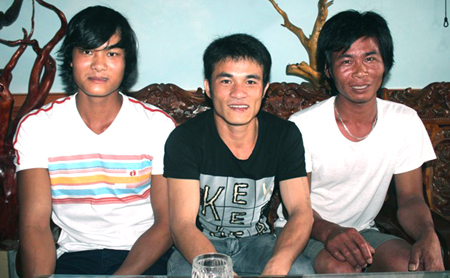 3 thuyền viên Hồ Thanh Tùng, Đào Ngọc Trung, Trần Văn Dương (từ phải sang trái)