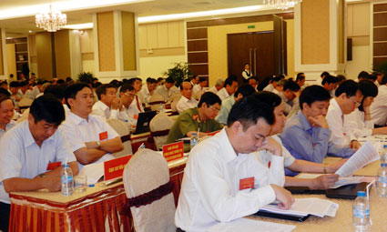 Đại biểu nghiên cứu báo cáo tình hình hoạt động của Văn phòng Trung ương Đảng từ tháng 6-2011 đến nay.