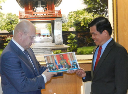 Đại diện Khu tự trị Nenetkiy tặng quà lưu niệm cho Lãnh đạo Tỉnh ủy Bà Rịa- Vũng Tàu.