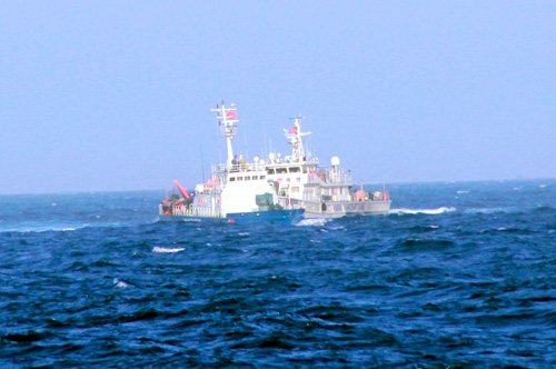 Description: Tàu Trung Quốc (phải) hung hăng tiếp cận tàu Việt Nam trong khu vực gần giàn khoan - Ảnh: Hoàng Sơn