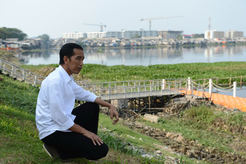 Description: Ông Joko Widodo thị sát một dự án xây dựng ở Jakarta ngày 22.7 - Ảnh: AFP