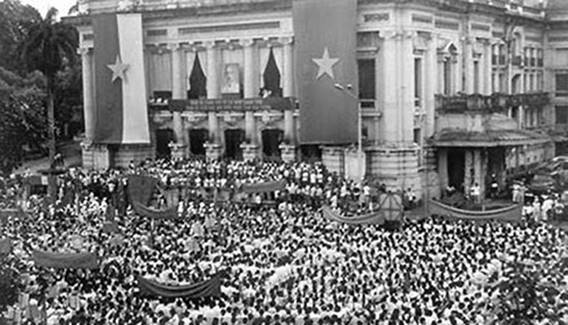 Mít tinh tổng khởi nghĩa ở Quảng trường Nhà hát Lớn Hà Nội 19/8/1945 (Ảnh: Tư liệu).