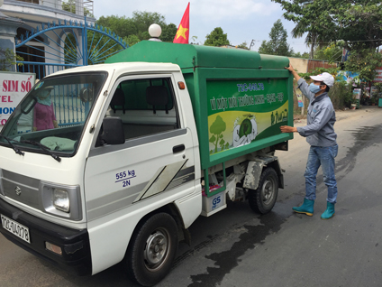 Xe chuyên dụng có khả năng chứa 1,3 tấn rác đang được triển khai tại xã Long Sơn.