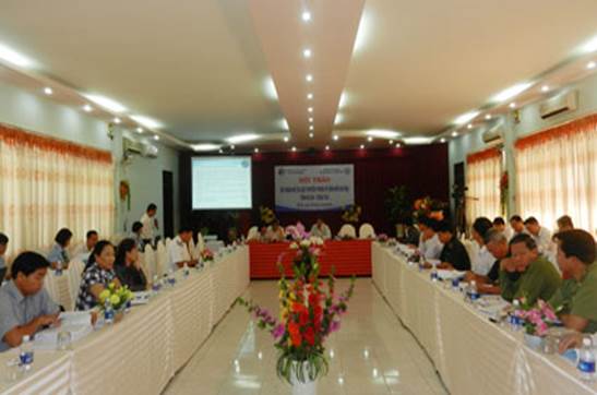 Các đại biểu thảo luận, đóng góp ý kiến về BĐKH tại tỉnh.